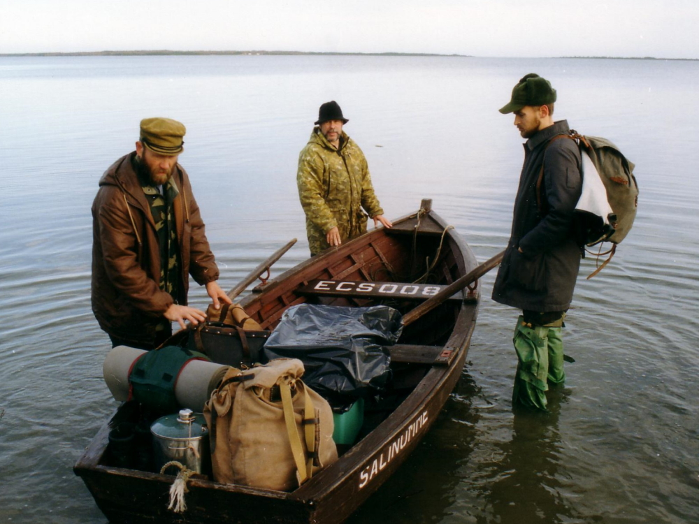 Hiiumaa laidude kaitseala juhatajad 1998. aastal kaitseala aastapäeval. Vasakult: Ago Treialt (juhataja kt 1996. aasta keskel), Tiit Leito (juhataja 1972-1995) ja Andres Miller (juhataja 1996-2008).