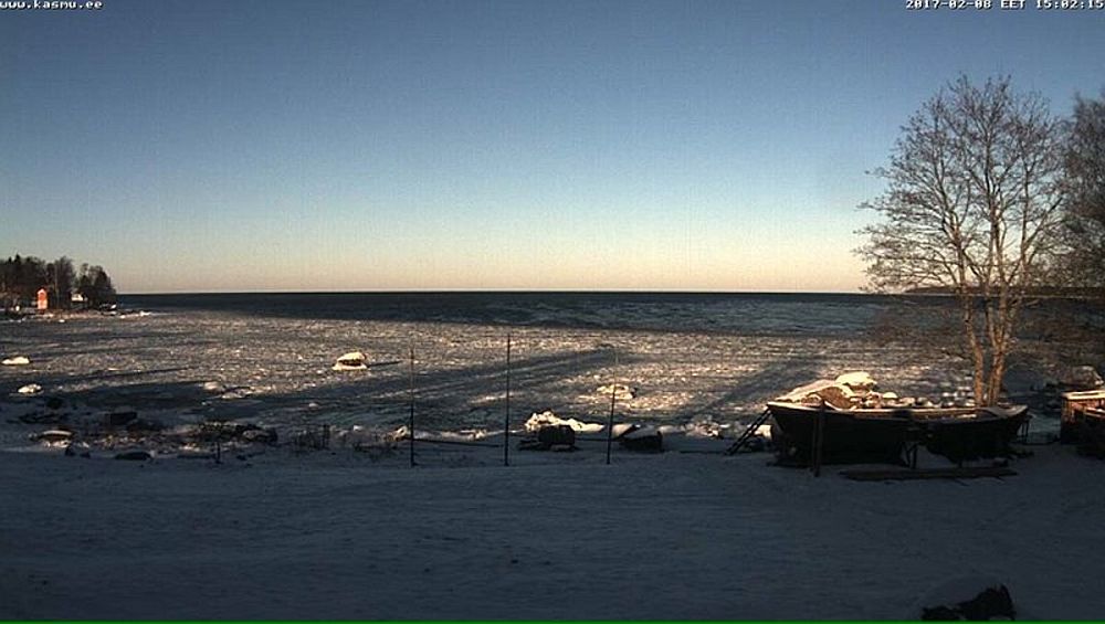Kella 15-ks, kui varjud juba pikemad on jäärüsi lahes. Tuul jääb ööseks vaiksemaks, pakane näpistab ning hommikuks peaks lahel olema kivideni kinnisjää.