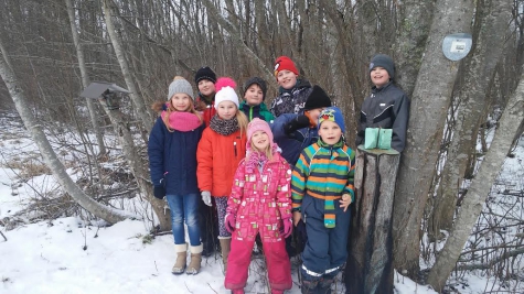 Ridala Põhikooli 4. klass paigaldas 5. veeburaril oma klassi rajakaamera. Kui fotot vaadata, kas leiab pilk kaamera üles? Kaamera on peidetud väikese linnumaja juurde. Lastele oli abiks Eriku isa Tõnis.